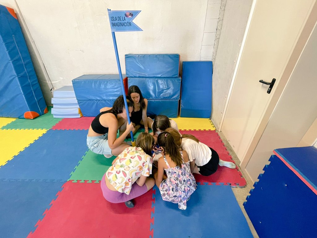 EscuelaIdeo's tweet photo. #TECO y #TSEAS aprenden a organizar, dinamizar e implementar una #gymkana de la mano del alumnado de 4° de #primaria, en una situación activa e #interetapas. ¡Todos disfrutamos, todos aprendemos! #IDEOFP #Ciclosformativos #FormaciónProfesional https://t.co/bE5jiXGVgX