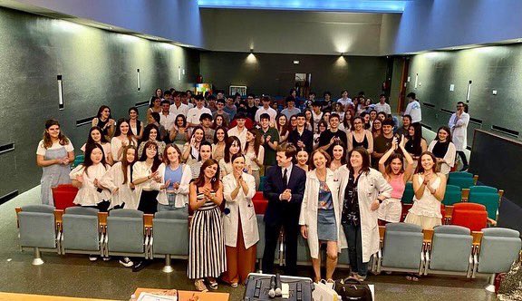 Ramon_Celma's tweet photo. Ha sido un placer ver las ganas que tienen de aprender los alumnos. Espero que algunos compartan la vocación de servicio público. Aragón y España les esperan.

Enhorabuena a las profesoras y directora del Colegio Carmelitas @fecnscz, Elisa y Ana, por su gran trabajo y dedicación. https://t.co/PMtHvpKVk2