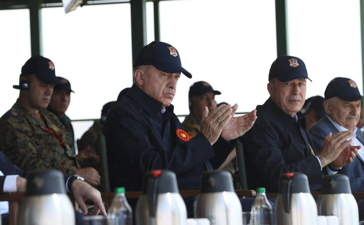 AbuAliEnglishB1's tweet image. Turkish President #Erdogan, overlooking the Efes2022
joint #military_exercise (with a total of 37 countries participating).