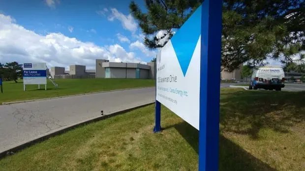 PiccoloHeathLLP's tweet photo. Many #employers have asked us about #returntooffice. This article identifies 2 key points: 1) advance notice allows #employees to plan for #commuting, #childcare etc. and 2) insisting on a full return can hurt #employeemorale &amp; #talentretention.
https://t.co/zSUGvNvpak #emplaw https://t.co/fgSkkG9QBA