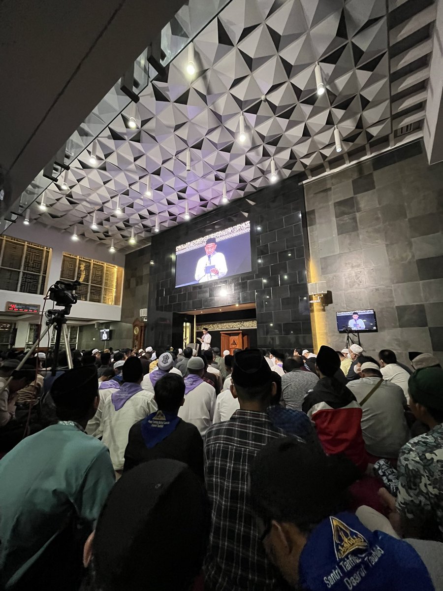 Selama ini kita kikir masih dijamin oleh Allah
Apalagi dermawan