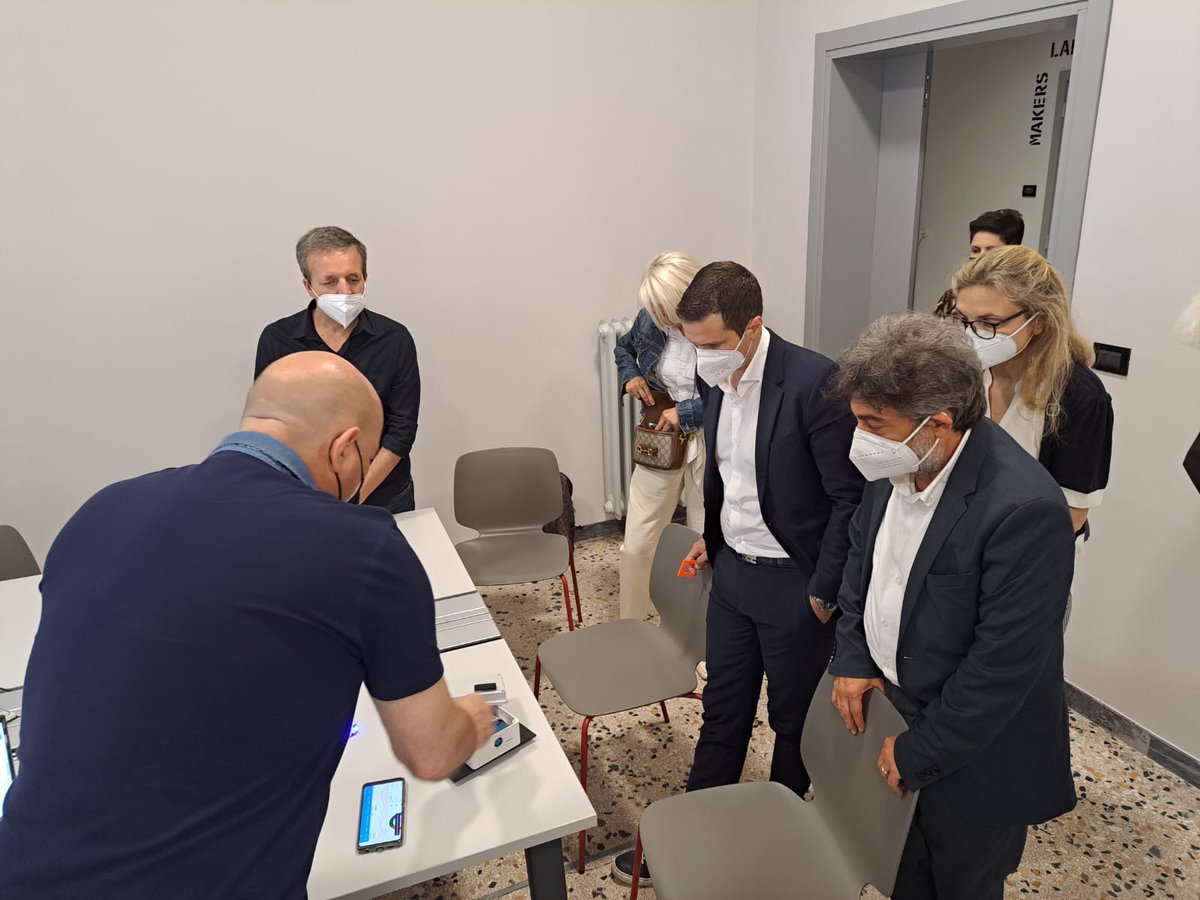 UrbanCenterRO's tweet photo. Un’esperienza per accrescere le proprie conoscenze digitali. #Vertix ci illustra in cosa consiste l’IoT, osserviamo la funzione degli “oggetti intelligenti”, realizzati a partire dalle idee dei partecipanti nelle varie edizioni del Iot Lab - il laboratorio delle Cose intelligenti https://t.co/2bEerrvMy5
