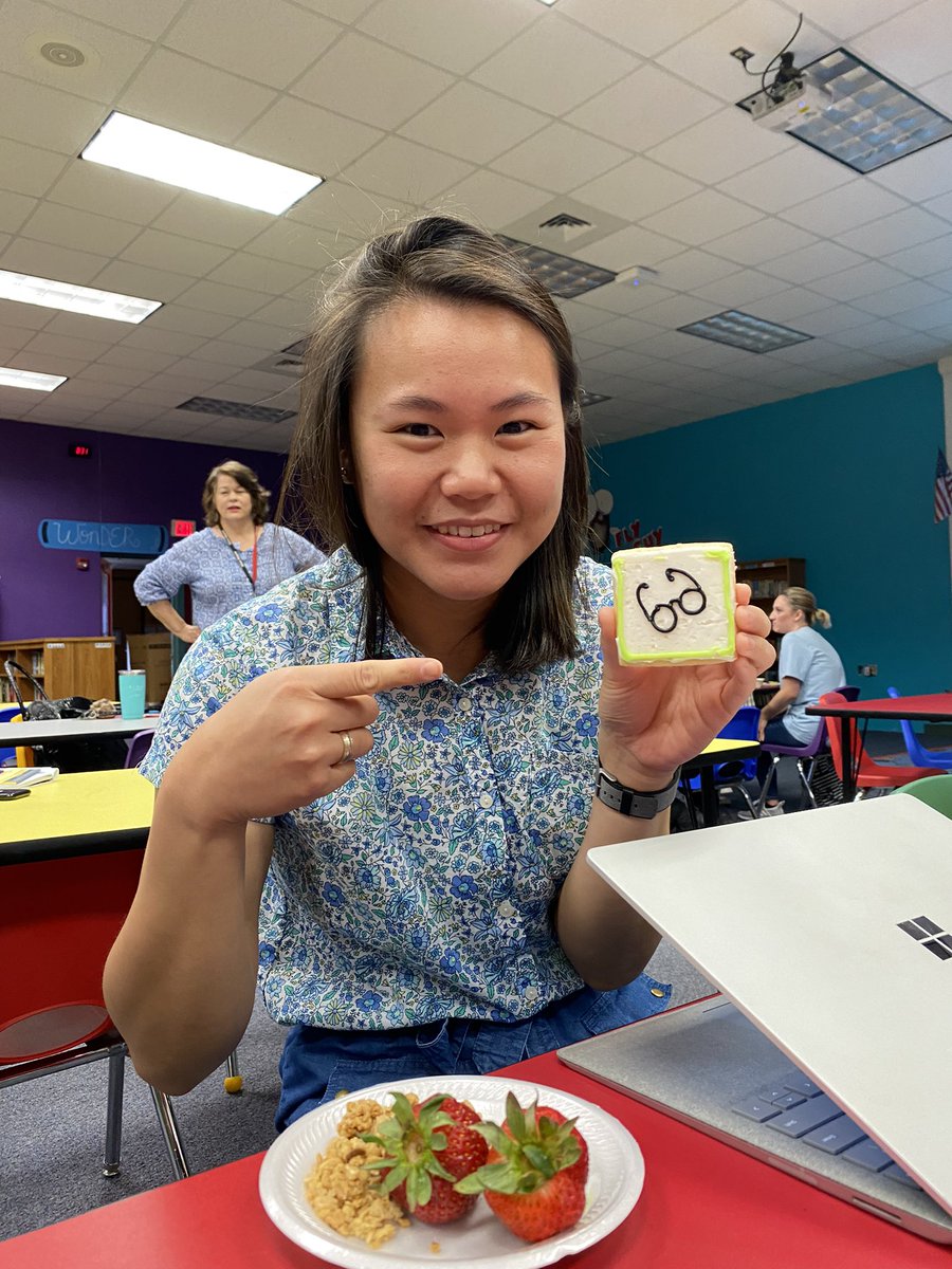 puffyhearttchr's tweet photo. Bright and early for #CampSIP2022 Elementary and Secondary Training! These Depth and Complexity Cookies are super cute!💖 @AAS_ECISD #scholarsinprogress https://t.co/mLgin7OqHy