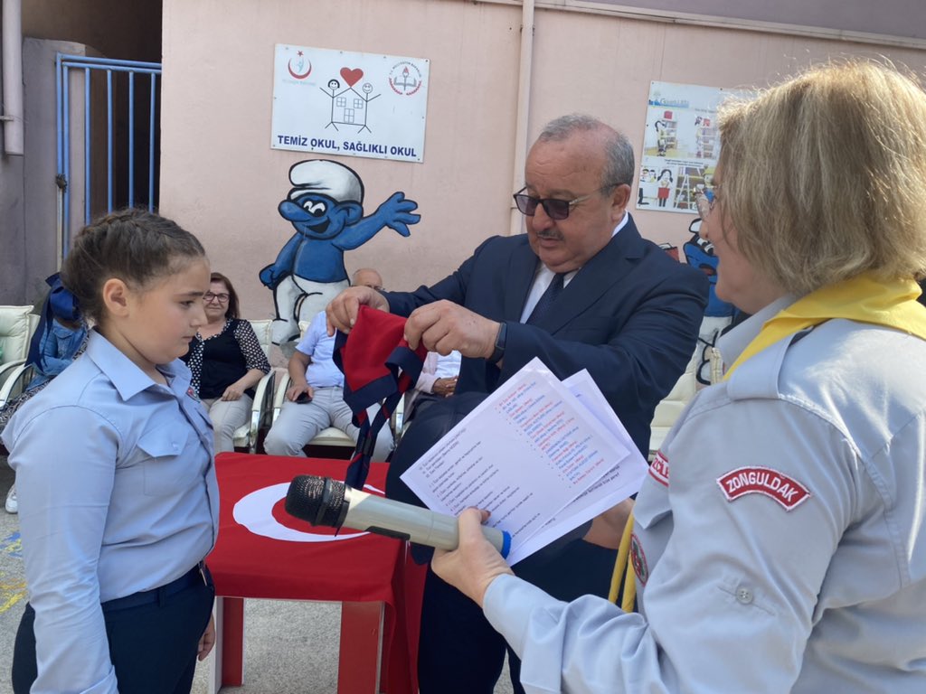 KozluMem's tweet photo. İlçe Milli Eğitim Müdürümüz Sayın Mansur GÖK ve Şube Müdürlerimiz Cumhuriyet İlkokulunda gerçekleştirilen İzcilik Yemin Törenine katıldılar. @zuleyhaaldogan @mansur_gok @serkanyzcoglu @OsmanMENTESE67 @KozluCumhuriyet https://t.co/6107HZWZki