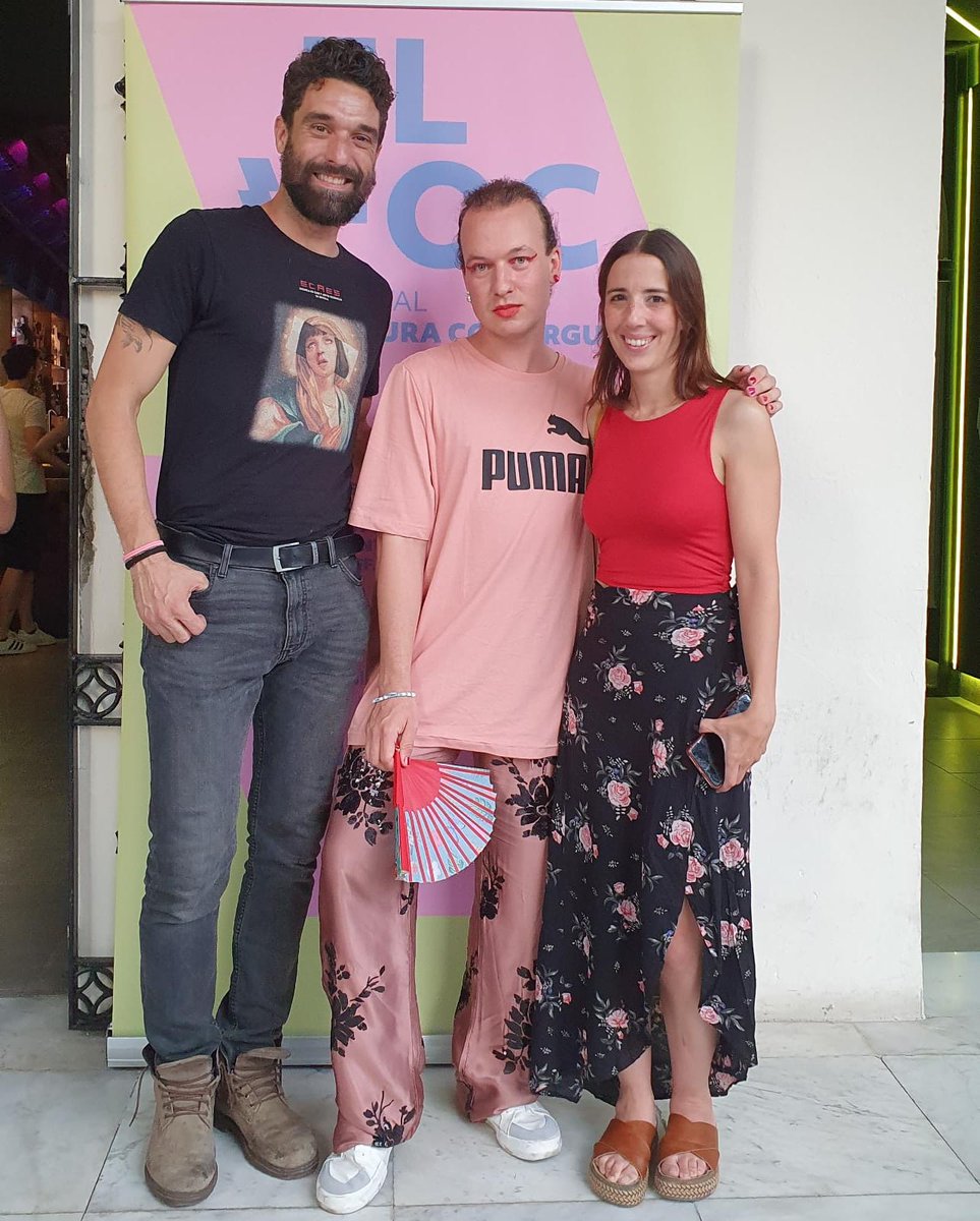 ECAES_'s tweet photo. Imágenes del estreno anoche de EL PASO TRASCENDENTAL, cortometraje dirigido por nuestra alumna Dora Guillot dentro de la especialidad de cine documental. Gracias @CulturaOrgullo, Alameda Ritual y todos los que acudisteis a la cita. 🎥🎞️💕🌈🏳️‍🌈 #lgtbq #elfoc #foc2022 #ECAES #cine https://t.co/UqGBXKQ4Ie