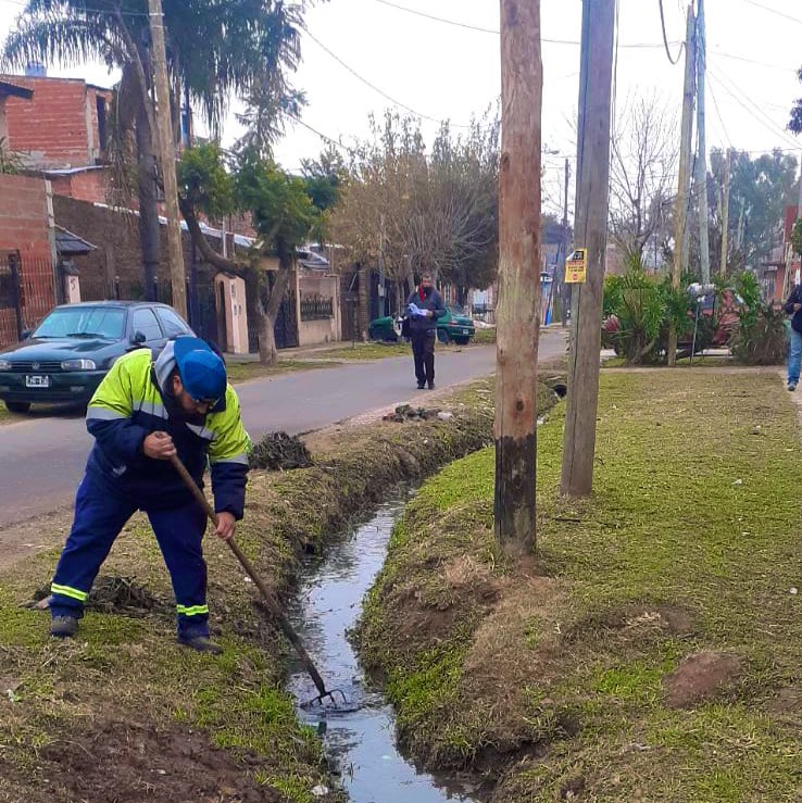 LaPaloma1958's tweet photo. LIMPIEZA DE DESAGÜES 
👉🏻 Estamos realizando el zanjeo y limpieza a los vecinos de la calle Amapolas https://t.co/PBVKbl1Ijq