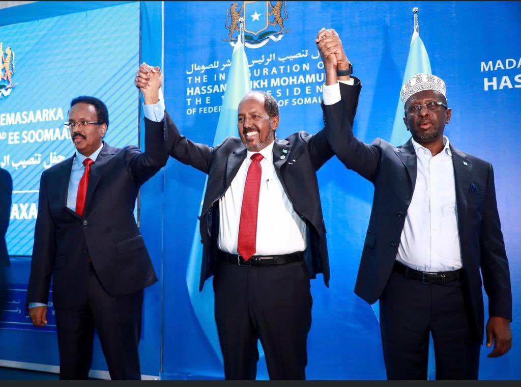 Abdulkullane's tweet photo. This pic proves that it makes absolutely no difference who is in charge; what counts is the country's prosperity. This is a one-of-a-kind scene that is rarely seen in other African nations.

Good luck to @HassanSMohamud and many thanks to Sharif &amp; @M_Farmaajo for their service. https://t.co/Mwduklccr6
