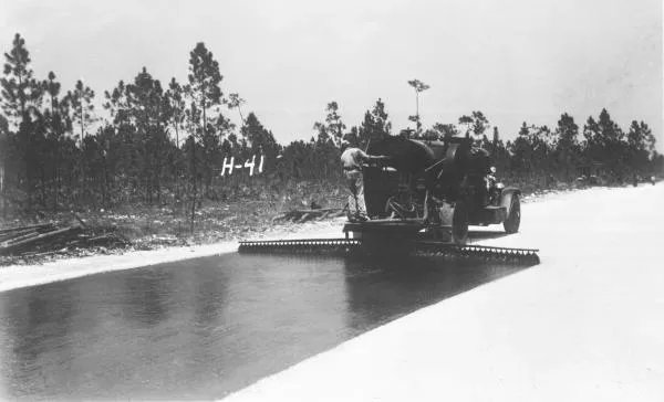 Look at that even application 👆 Priming limerock on a Florida road in 1942