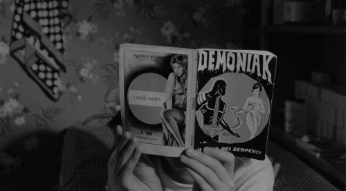 BooksInFilms1's tweet photo. Demoniak #4 - Il Club dei Serpenti. Io la Conoscevo Bene (Antonio Pietrangeli, 1965) #BooksInFilms #BooksInMovies #Demoniak #AntonioPietrangeli. Thanks @burguillosmf. Explore more real books in films in https://t.co/fV7vrFpenB https://t.co/gHbsT6SVNZ