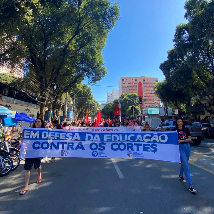 UEEMG's tweet photo. Em Governador Valadares, os estudantes já estão nas ruas contra os cortes da educação! 🔥🔥🔥 

#9j #contraoscortesnaeducação https://t.co/viVh8MNdh6