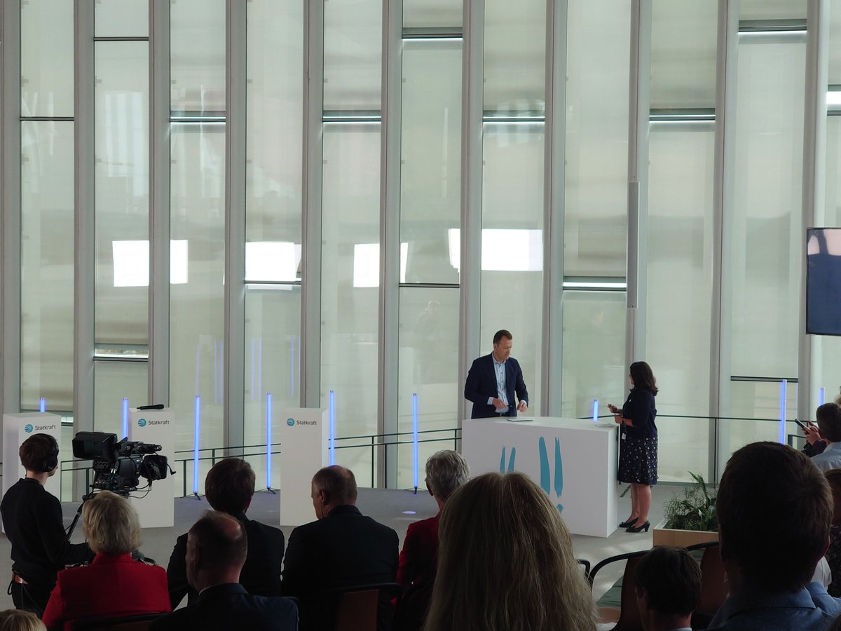 - Den omstillingen vi må gjennom framover, fra lineær til sirkulær, fra fossil til fornybar, er enorm. Til nå har det vært gratis å ødelegge natur. Vi må ha sameksistens med naturen, og naturverdier må prioriteres. Klar tale fra <a href="/Karoline_Andaur/">Karoline Andaur</a> på <a href="/Statkraft/">Statkraft</a> konferansen.