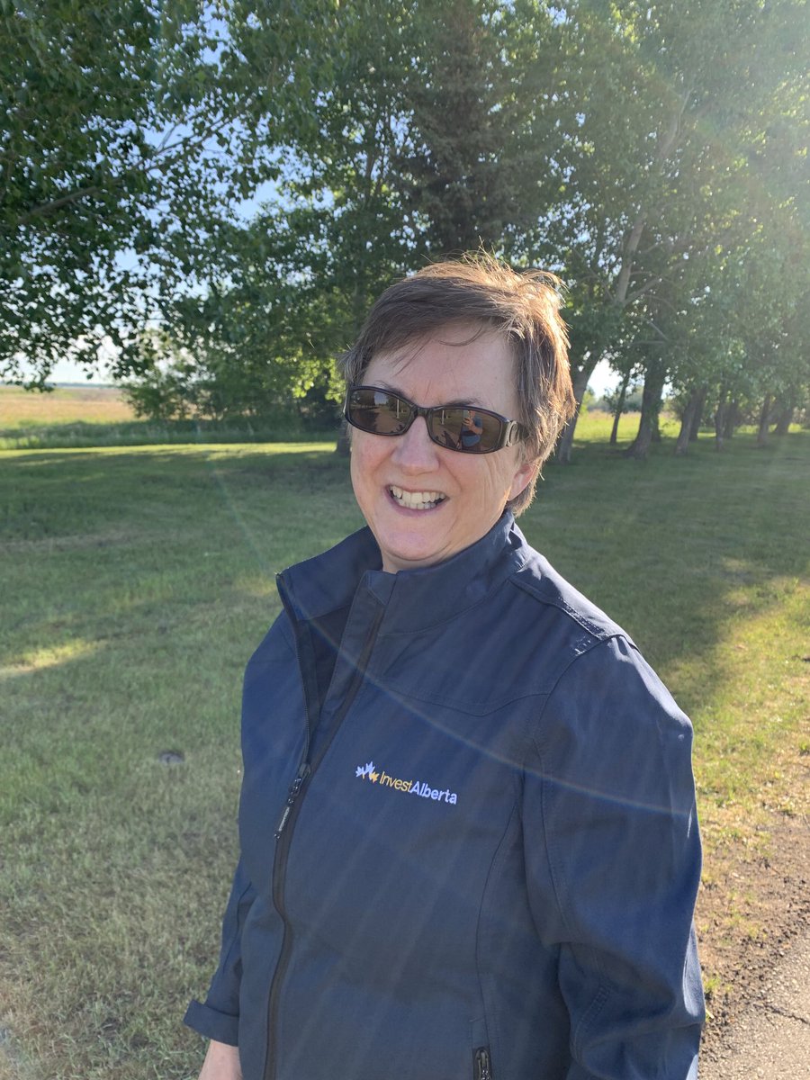 Beautiful morning for a walk ⁦@town_lamont⁩ and show off my ⁦@Invest_Alberta⁩ jacket. So excited to be supporting ⁦@BRAEDAlberta⁩ pilot to  support investor attraction to rural Alberta #ruralgrowth #ruraleconomicdevelopment