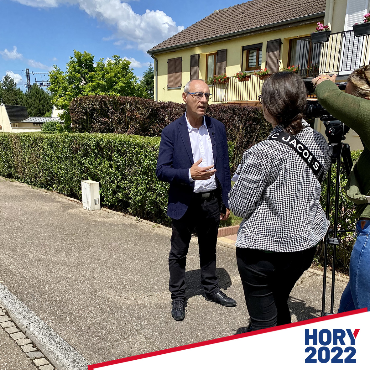 hory2022's tweet photo. 📄 Carnet de campagne #hory2022 #utilepourla2 #ÉlectionsLégislatives #legislatives2022 #moselle 

➡ Le porte à porte 👱‍♀️👱‍♂️ continue sur #MontignyLesMetz sous le soleil ☀️ en présence de #moselletv 🎙📹📸 

✅ Je suis toujours à votre écoute. https://t.co/TJ9hwOVmKr