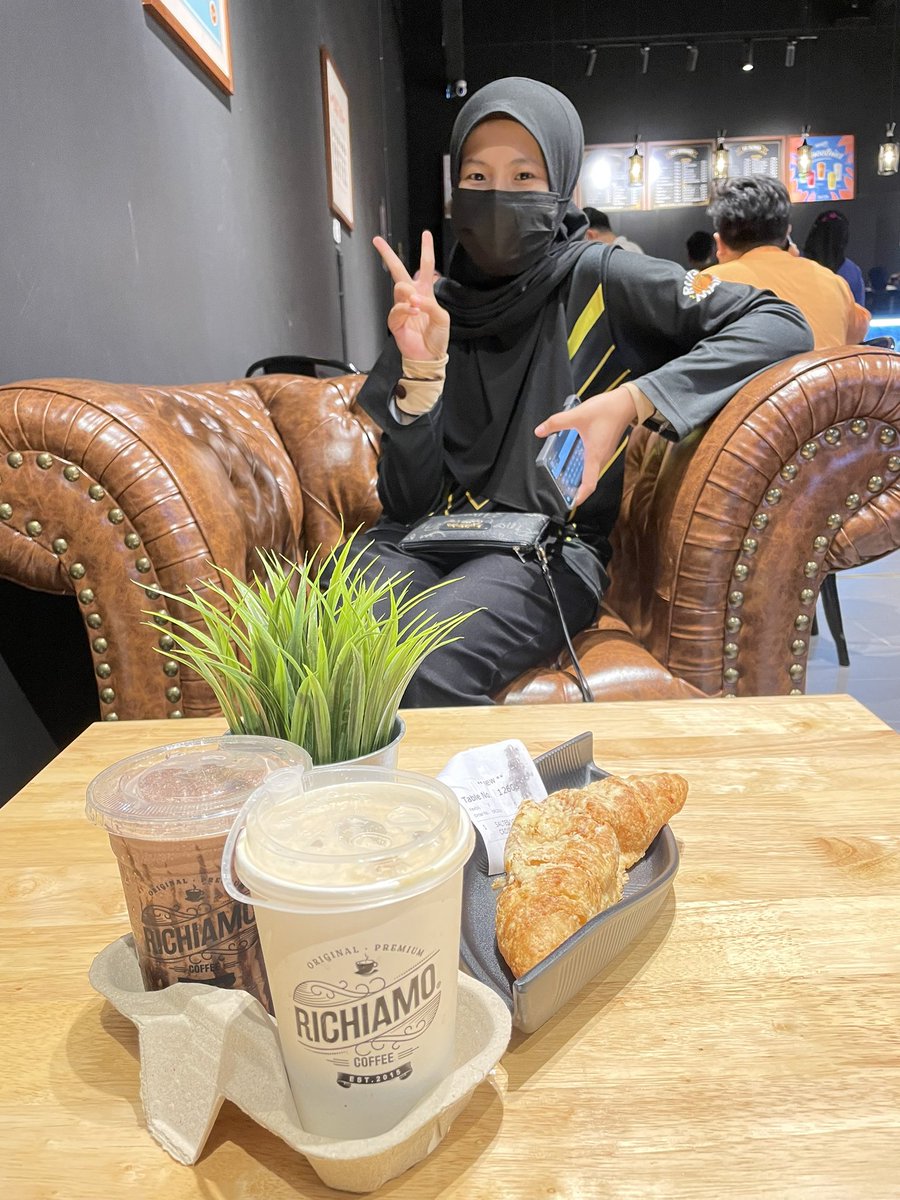 funnafanna's tweet photo. 28 April 22 :: 10.41H

Hanis ajar makan benda ni sebab kawan dia ada bukak kedai richiamo ni. Sedap gila croissant 🥐 dia. Air dia manis gila. Tak boleh p. Maybe salah pilih kot. Boleh la try. https://t.co/5uKS20fEHM