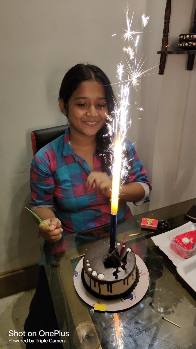 Simpykar2000's tweet photo. Knock knock! It's my birthday ❤❤tadaaaaaa ✨✨

#birthdaygirl #birthdayparty https://t.co/ejLoYMRu5z