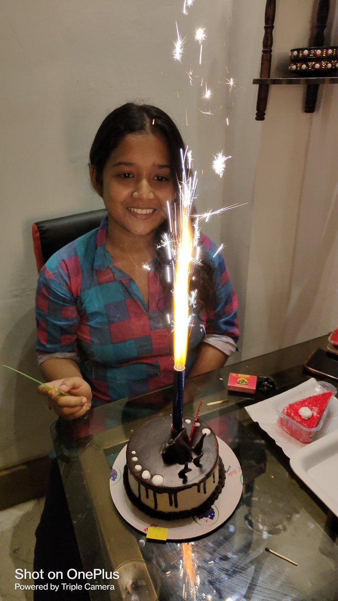 Simpykar2000's tweet photo. Knock knock! It's my birthday ❤❤tadaaaaaa ✨✨

#birthdaygirl #birthdayparty https://t.co/ejLoYMRu5z