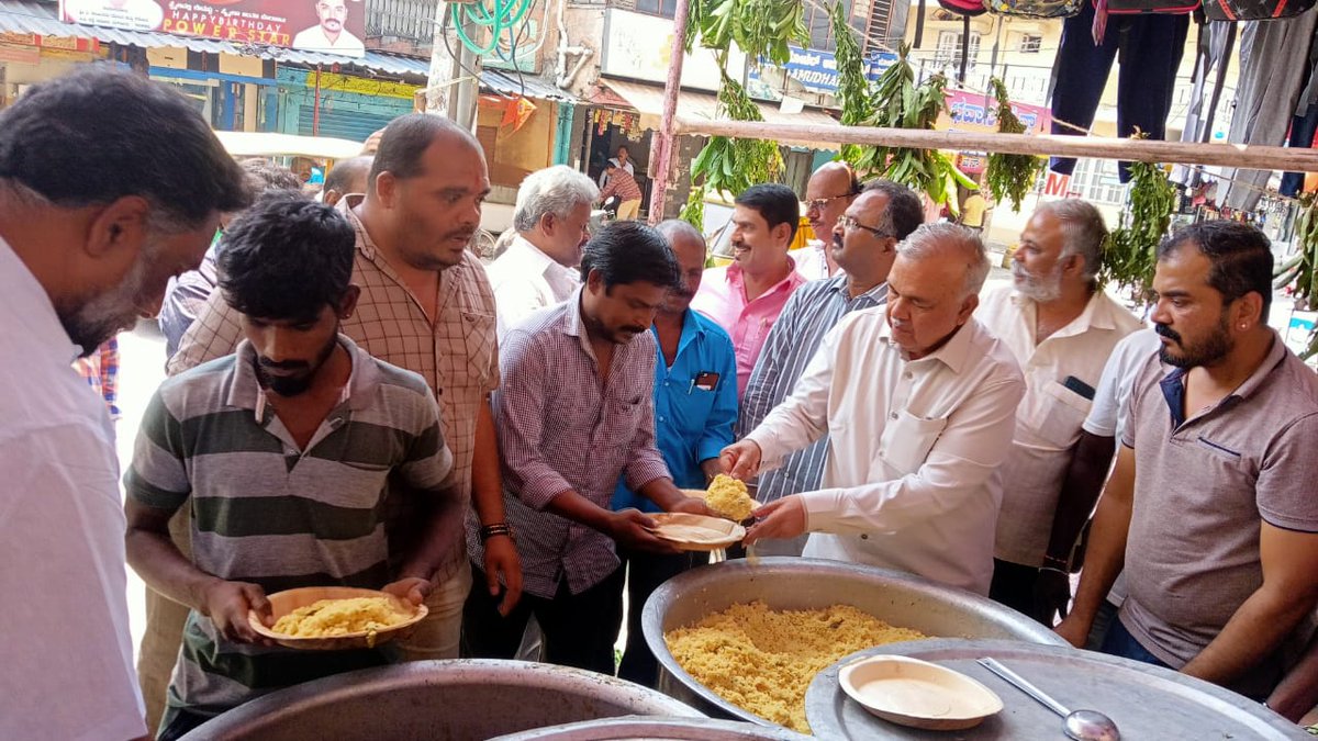 BNMREDDY's tweet photo. ಬಿಟಿಎಂ ವಿಧಾನಸಭಾ ಕ್ಷೇತ್ರದ ಮಡಿವಾಳದ ಊರ ಹಬ್ಬದಲ್ಲಿ ಕೆಪಿಸಿಸಿ ಕಾರ್ಯಾಧ್ಯಕ್ಷರು ಹಾಗು ಬಿಟಿಎಂ ಶಾಸಕರಾದ ಶ್ರೀ ರಾಮಲಿಂಗಾ ರೆಡ್ಡಿ ಅವರೊಂದಿಗೆ ಭಾಗವಹಿಸಿದ ಕ್ಷಣ. ಹುರುಪಿನಿಂದ ಭಾಗವಹಿಸಿ ಹಬ್ಬವನ್ನು ಯಶಸ್ವಿಗೊಳಿಸಿದ ಎಲ್ಲರಿಗೂ ನನ್ನ ಅಭಿನಂದನೆಗಳನ್ನು ಸಲ್ಲಿಸುತ್ತೇನೆ.
#BNMR #Madivala #BTMLayout #INCIndia #TeamBNMR #RLR https://t.co/wqr7mU712z