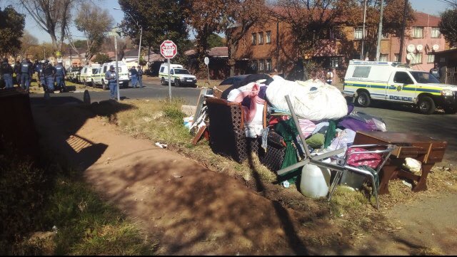 NewNameLoading2's tweet image. Community scheme residents in Rosettenville are being evicted by so many police vans and security guards ‘heavily armed’…
THE LIST INCLUDES ELDERLY PEOPLE AND KIDS, WHO HAVE NO WHERE TO GO🥺

Where is the ANC uma kunjena the EFF Ramaphosa etc.

#TheKardashians