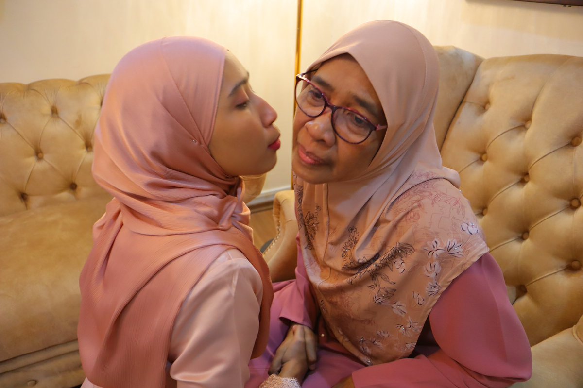funnafanna's tweet photo. 2 May 22 :: 1 Syawal

Saya sayang mak saya 🥰

Semoga Fatimah binti Omar sentiasa diberi kesihatan yang baik, diberi kekuatan, dipanjangkan umur dan sentiasa dibawah lindungan Allah SWT. Aamin ❤️ https://t.co/lRk33J1tIz