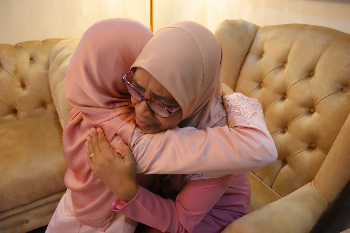 funnafanna's tweet photo. 2 May 22 :: 1 Syawal

Saya sayang mak saya 🥰

Semoga Fatimah binti Omar sentiasa diberi kesihatan yang baik, diberi kekuatan, dipanjangkan umur dan sentiasa dibawah lindungan Allah SWT. Aamin ❤️ https://t.co/lRk33J1tIz