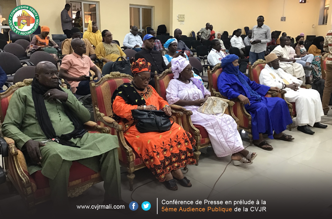 CVJR_MALI's tweet photo. Ce jeudi 09 Juin 2022, la CVJR a tenu une Conférence de Presse en prélude à la 5è AP. Ladite audience aura lieu le 11 Juin 2022 au CICB et se portera sur le thème suivant "Femmes victimes de violences sexuelles et enfants victimes de conflits." https://t.co/Xo9NlkZd8R
