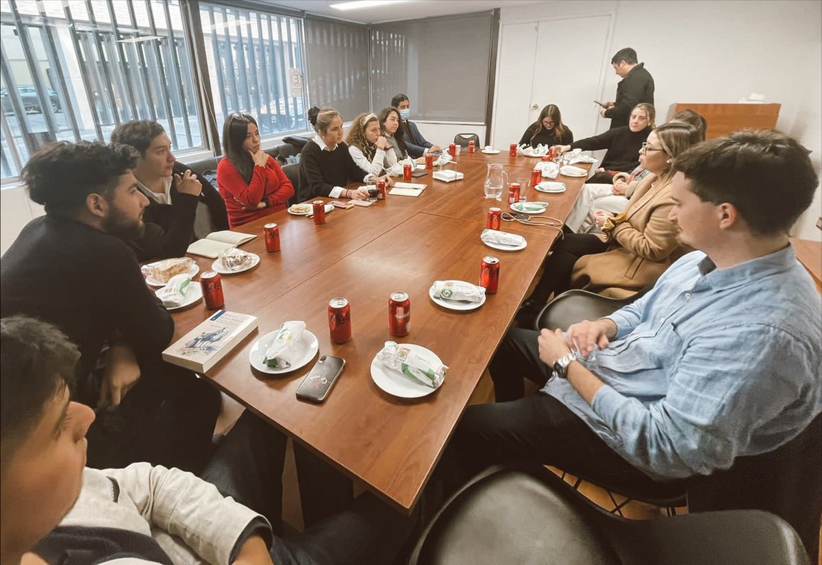 PensandoChile's tweet photo. Almuerzo de formación con @Ktymontealegre 🙌🏻 

Ayer estuvimos conversando sobre la recta final del proceso constituyente y los desafíos de nuestra generación en lo que se viene 🇨🇱💪🏻

Muchas gracias Kate y a todos los que participaron! https://t.co/TpOllMWYHV