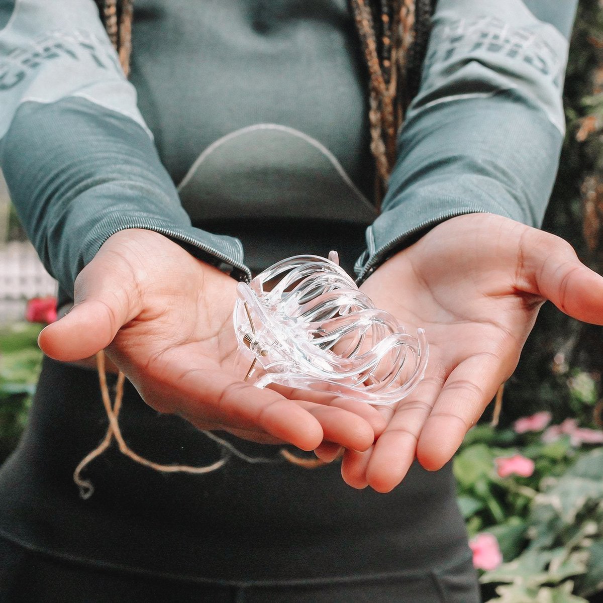 sweatybands's tweet photo. Have you checked out some of our claw clips yet? If not, now is your chance during our biggest clearance sale of the year! Shop hair claws of all sizes for all hair types on sale now 🏃‍♀️✨ https://t.co/8ALmnuwPip