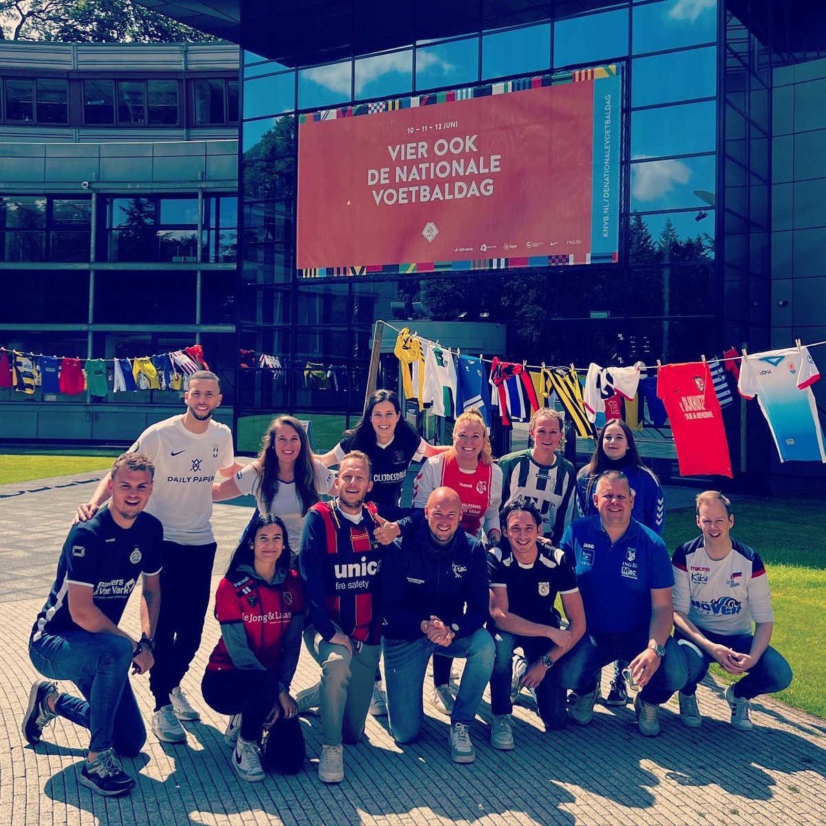 Alb_Manon's tweet photo. ⚽️ Ik doe mee met de landelijke aftrap van @denationalevoetbaldag  en heb daarom vandaag mijn @OJCROSMALEN shirt aan naar mijn werk👚Vier dit weekend ook De Nationale Voetbaldag 🙌#trotsopmijnshirt #knvb #dend #marketingteam🫶#knvbcampus https://t.co/MDfnb46gmh