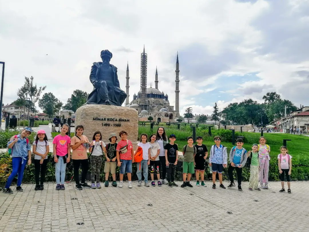 3.sınıf öğrencilerimiz Hayat Bilgisi dersi kapsamında Edirne'ye düzenlenen gezide, tarihi ve turistik yerlerimiz hakkında bilgi edindiler. 🌷