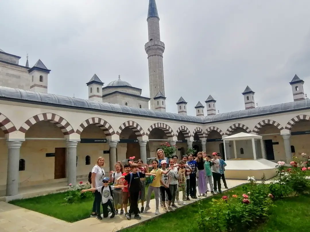 corlubk's tweet photo. 3.sınıf öğrencilerimiz Hayat Bilgisi dersi kapsamında Edirne'ye düzenlenen gezide, tarihi ve turistik yerlerimiz hakkında bilgi edindiler. 🌷 https://t.co/EgN8J8B38k