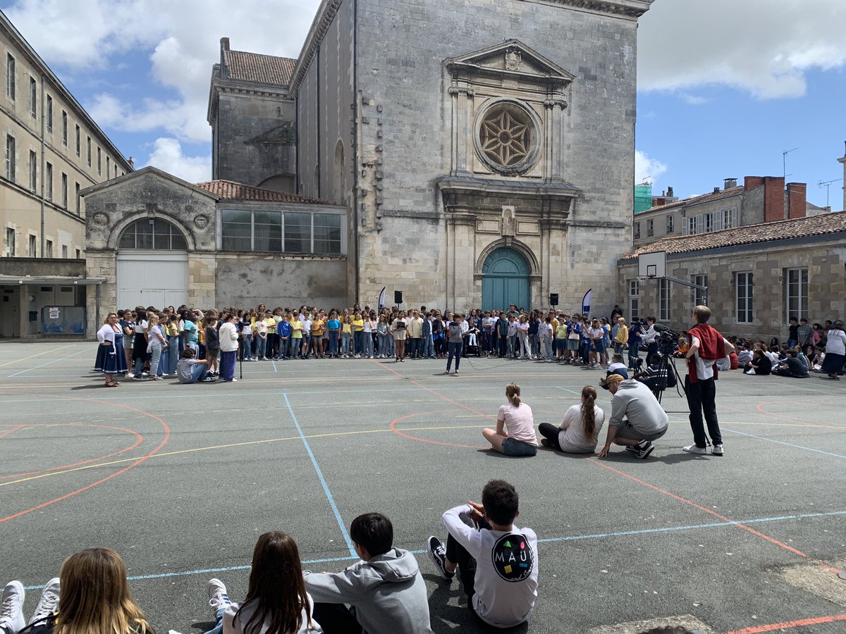 L’Europe à l’honneur auj. au collège Fromentin. Un programme musical et poétique sur le thème de l’Europe et la mer. De très belles prestations de la part de nos élèves. Bravo à eux et aux enseignant(e)s engagé(e)s dans ce projet. <a href="/DSDEN17/">DASEN17</a> <a href="/acpoitiers/">Académie de Poitiers</a> @DAREIC_Poitiers <a href="/ofaj_dfjw/">🇫🇷 OFAJ_DFJW 🇩🇪</a>