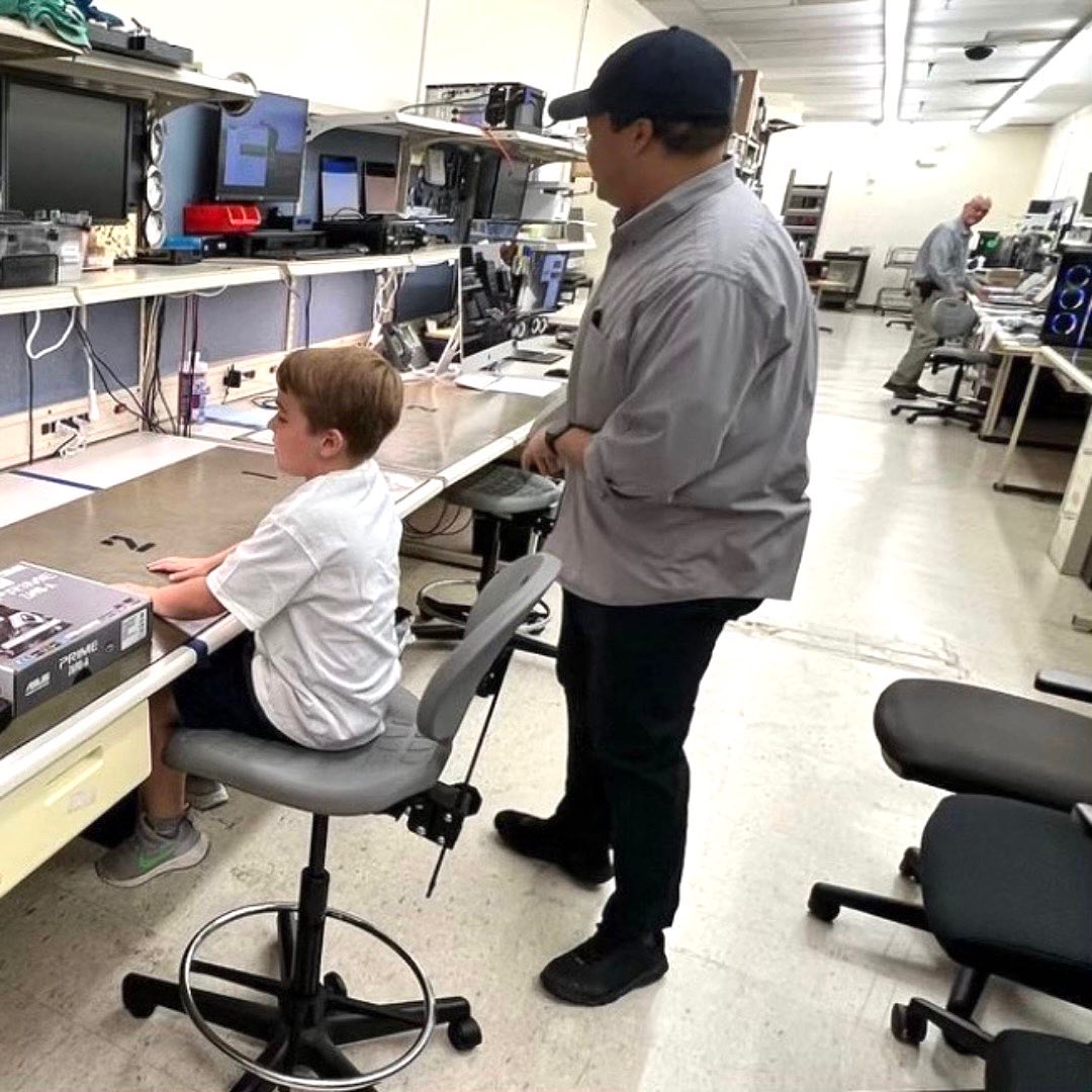 MakeAWishGA's tweet photo. Wish kid Jacob’s celebrated his 10th birthday &amp; wish day! His wish to build a gaming computer sparked from his dream to be an engineer. After he selected all the parts, he worked with computer engineer Lance to build it! 🖥His wish was possible thanks to @microcenter. https://t.co/EbmPiJsnLj