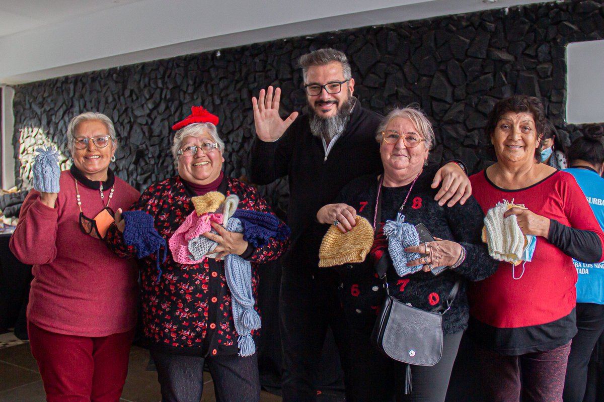 psocialmunicba's tweet photo. 🧶• "Tejamos una Esperanza": personas mayores tejieron para niñas y niños de la ciudad • 🧶

1️⃣0️⃣0️⃣0️⃣ kilos de lana se usaron para confeccionar 3️⃣0️⃣0️⃣0️⃣ prendas en lana que serán donadas a comedores y merenderos 👶🏻🧒🏽👩🏻

#CordobaCapital
#CadaDiaMejor https://t.co/7dzqvvgb7S