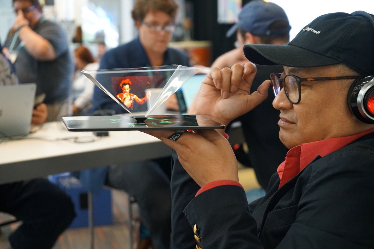 At #RSAC not only is there the latest IT security, but we have people watching 3-D videos on their tablets! When did I time jump into the future? 😲