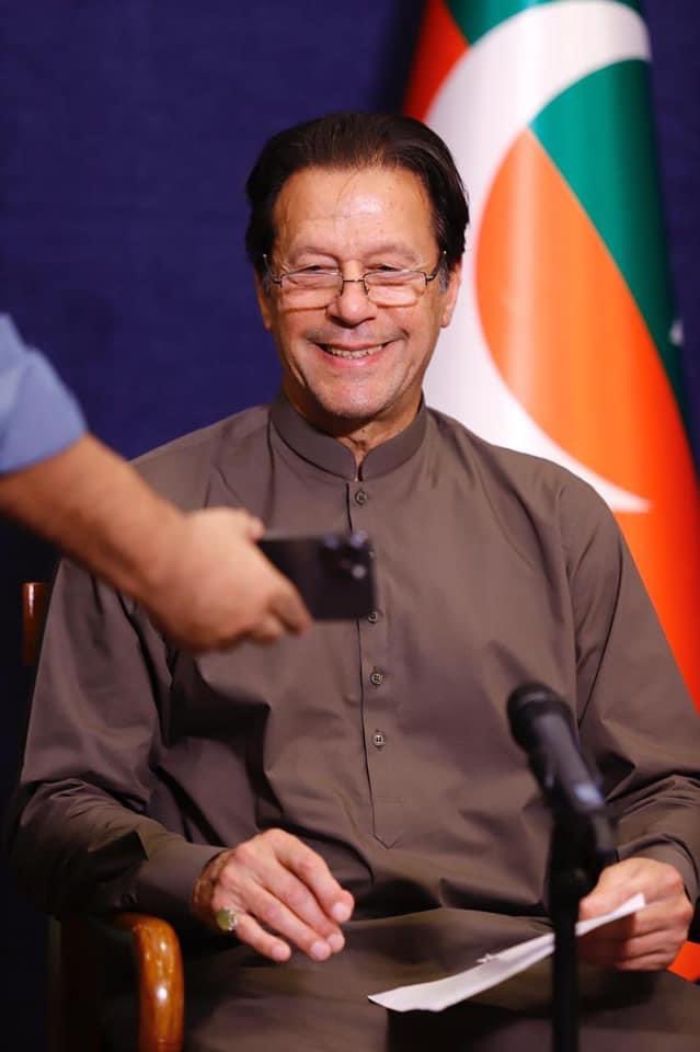 Naya__Pakistan_'s tweet photo. عمران خان کیا دیکھ کہ ہنس رہے ہیں ؟جواب مزاحیہ ہونا چائیے 😂 https://t.co/TgeutD1c8q