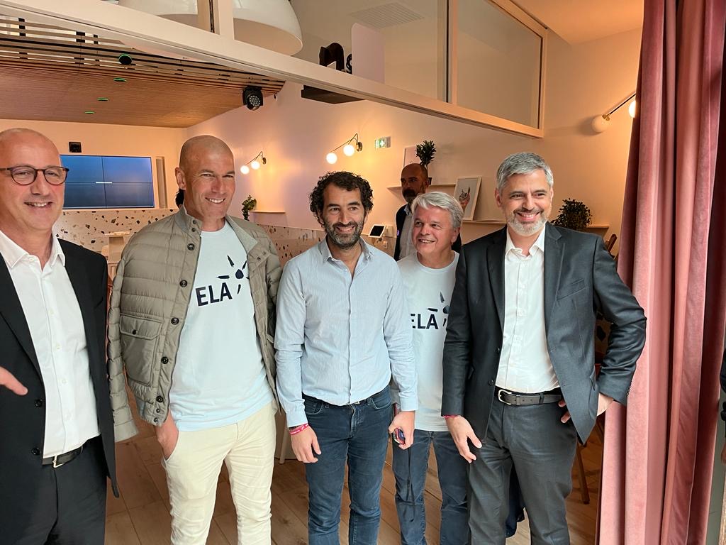 A l'occasion de l'opération #MetsTesBaskets, visite surprise de 2 parrains de <a href="/ELAOfficielle/">Association ELA</a> : merci à Zinédine Zidane et Olivier Hay <a href="/Louffy086/">Olivier Hay</a> pour leur venue !
Aujourd'hui, tous les collaborateurs #FDJ sont encouragés à faire le plus de pas possibles pour l’association. 👟