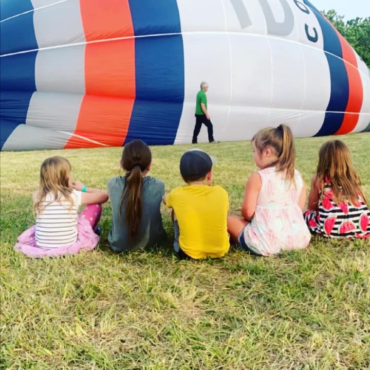 A friendly reminder that kids 11 and younger get into the festival for FREE general admission! 🧒 There's fun for the whole family at The Bluff City Balloon Jamboree!