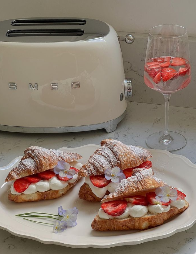 daily_dolce's tweet photo. Strawberry croissants by domsli22 https://t.co/rTUYEwMnt7