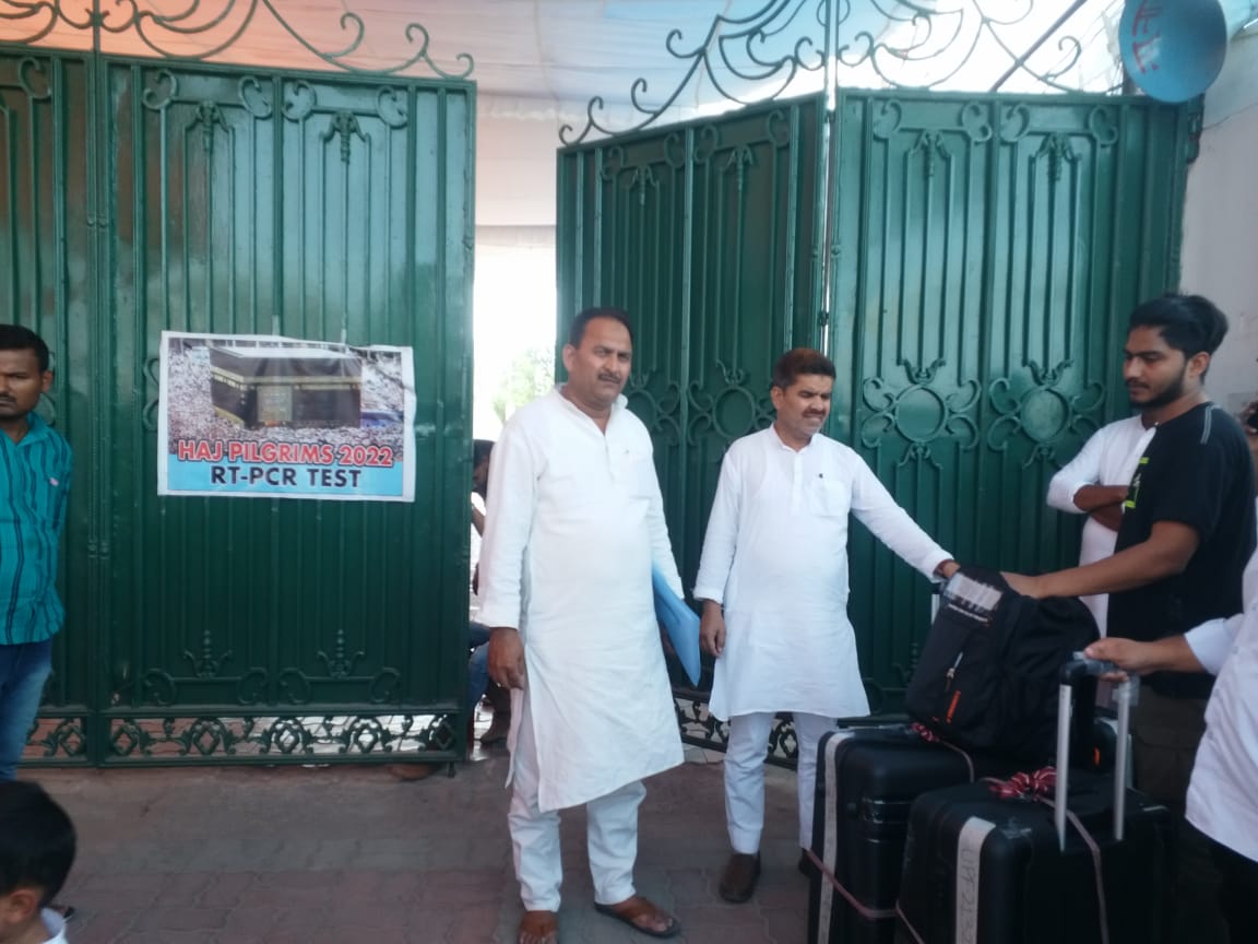 आज दिनांक  9/6/2022 को हज के लिए रवाना हुए पूर्व ब्लाक प्रमुख तुलसीपुर जनाब शफीक अहमद जी व हज पर जाने वाले तमाम जायरीन को बहुत-बहुत मुबारकबाद आल्हा पाक हज की नमाज कबूल  अता फरमाए ,

           जनाब शफीक अहमद
 पूर्व ब्लाक प्रमुख 291 तुलसीपुर बलरामपुर
<a href="/yadavakhilesh/">Akhilesh Yadav</a>
<a href="/NargisBano70/">Nargis Bano</a>