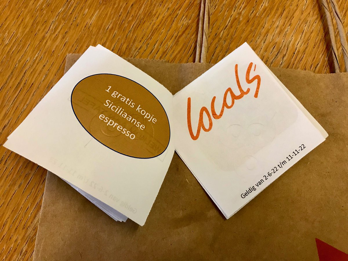 GildeUtrecht's tweet photo. Ook ter ere van #Utrecht900: een tas vol vermaak! Inhoud? Boekje met beschrijving van een leuk stadswandeling/puzzeltocht + vouchers voor kortingen en/of gratis producten langs de route. Te koop op 12/6 tijdens #DagVoorDeStad bij Bieb Neude of tot 11/11 bij Gilde Utrecht kantoor. https://t.co/jzzU2ZGsX9
