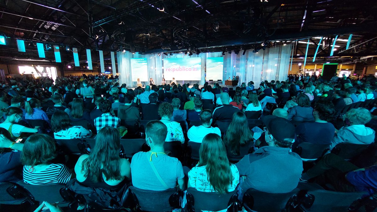 Person als Marke. Medienhäuser experimentieren auf SoMe, übernehmen Inhalte zu selten ins Hauptprogramm. Wollen TikToker überhaupt linear werden? Wollen TV Zuschauer Innovation? Statt Millionen-Influencern lieber passgenau die authentische Zielgruppe ansprechen.
#rp22