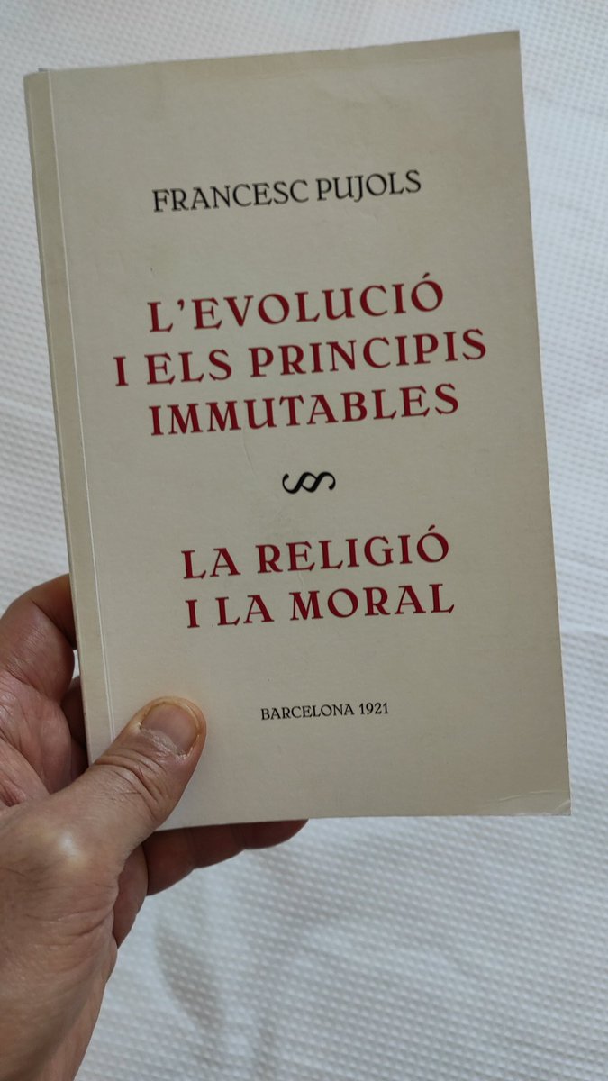Hi vaig anar anys darrere, cercant-ne una edició, d'ençà d'haver-li-ho sentit llegir, al @itramselas, en un #Rusc. Ara, per fi, gràcies a aquesta reedició, ja el tinc a la meua biblioteca: "L'evolució i els principis immutables*, de <a href="/PujolsFrancesc/">Francesc Pujols</a>. Prosa poètica de categoria!