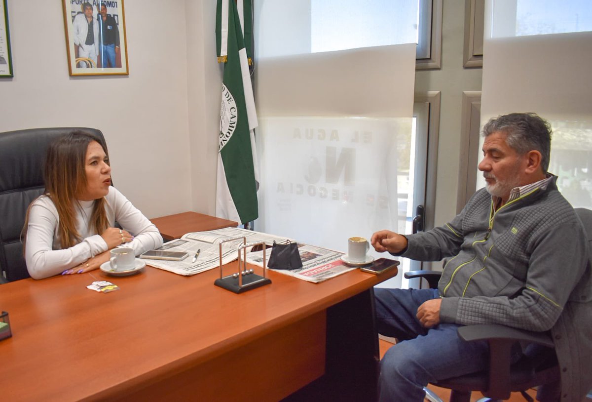 tatyanaale's tweet image. Recibí en mi despacho al Secretario General de Camioneros y Presidente del CET del Chubut, cro. Jorge Taboada. Charlamos, entre varias cosas, de la importancia de que los trabajadores se involucren en política y ocupen lugares de decisión y ocupen bancas en órganos legislativos.