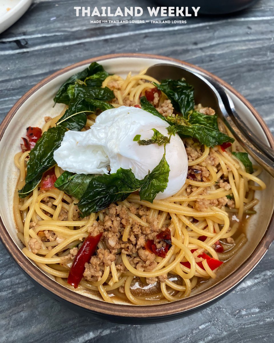 Truly a perfect combination, Spaghetti + Pad Krapow 🍝🍃

What’s your favorite Thai dish?🤔
#food #foodphotography