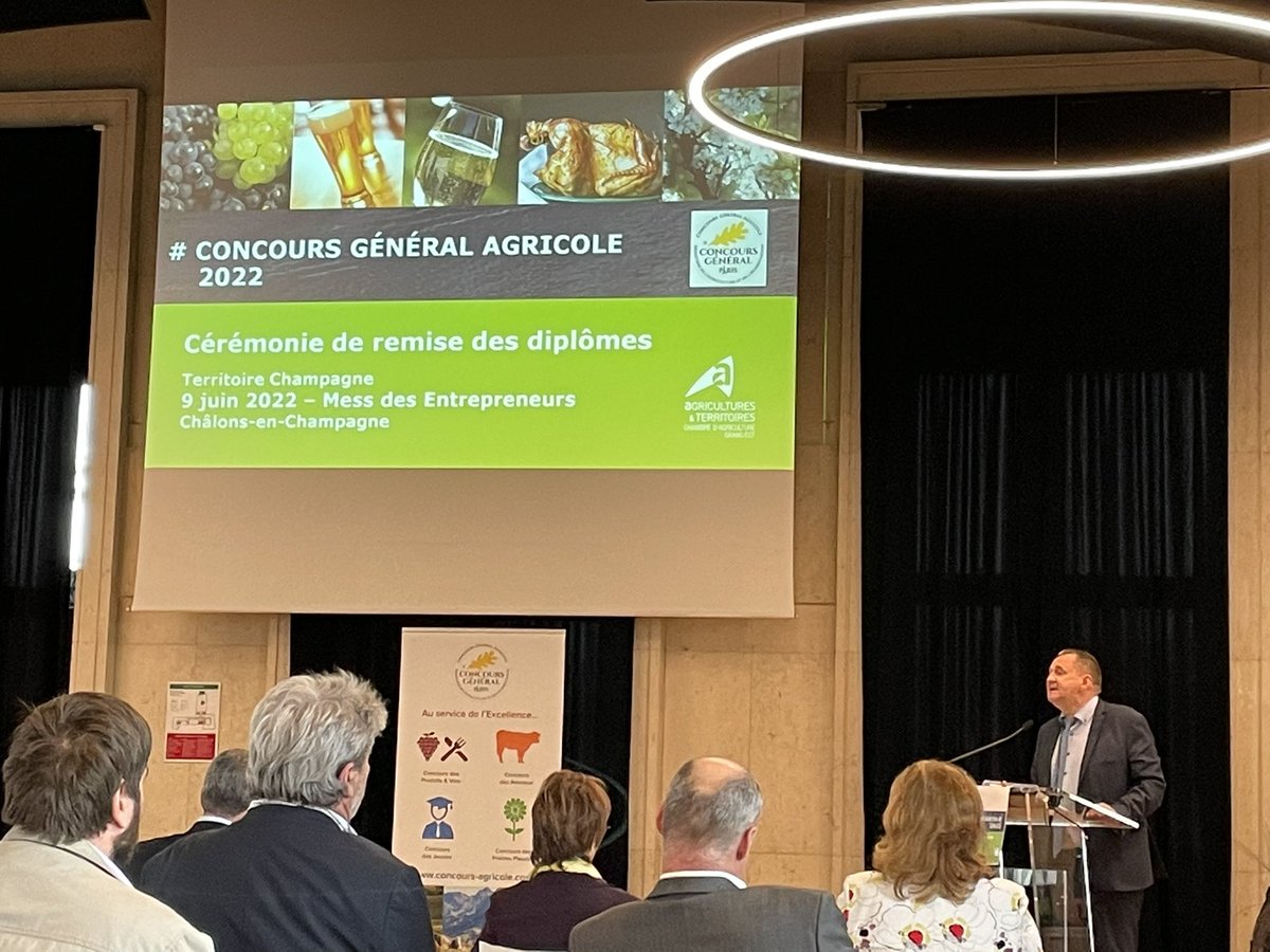 ChambreAgri08's tweet photo. En direct de la remise des diplômes du #ConcoursGeneralAgricole2022. Bravo aux 332 médaillés 🥇🥈🥉de la @regiongrandest qui représentent la qualité de nos produits de terroir ! Et encore bravo au @pressoirdesgour pour sa médaille ardennaise ! https://t.co/qFjvqsvZp8