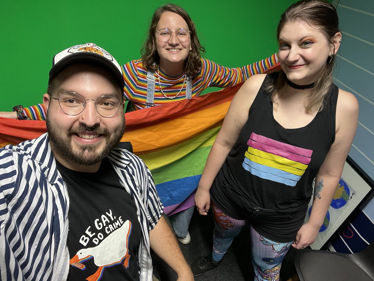 Spielekammerl-Show, Pride Edition! <a href="/rieglerda/">David Riegler</a> &amp; Michi Pichler sehen sich mit der Game-Designerin @kliwe42 in der FM4 Spielekammerl-Show an, wie es um Diversity in der Welt der Videospiele steht. Gleich auf twitch.tv/radio_fm4 👈