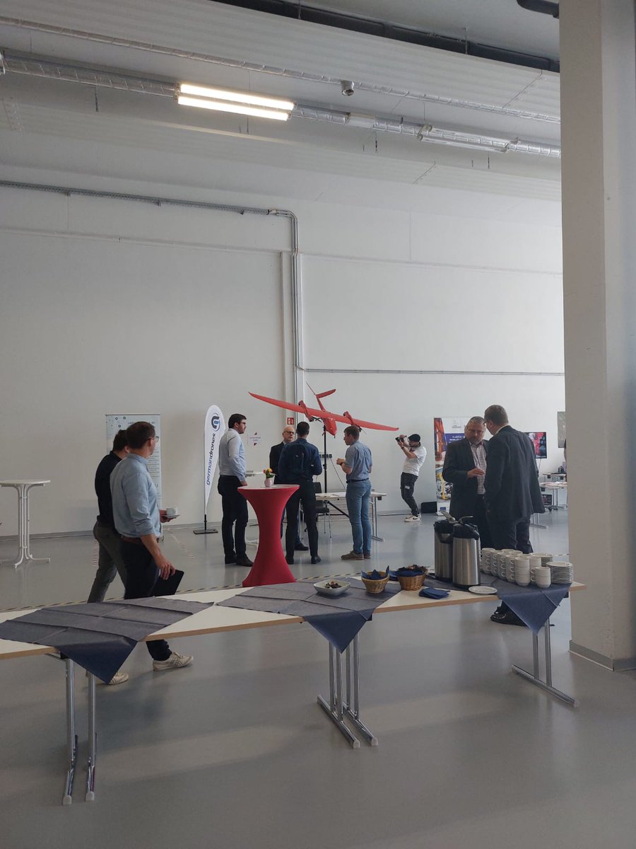 aerosilesia's tweet photo. Pierwszy dzień konferencji #CURPAS2022 dobiegł końca. Firmy członkowskie #ŚKL przedstawiły swoje prezentacje 👉 jednak głodnych jeszcze większej wiedzy, zapraszamy na nasze stoiska.
📣Jutro kolejny dzień intensywnych rozmów🗣na które już dziś serdecznie zapraszamy‼️#dron #curpas https://t.co/Z6yRwNsjoX