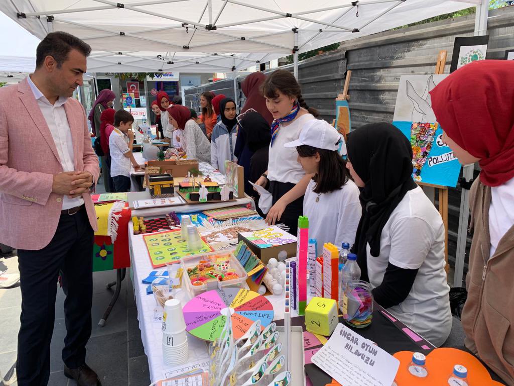 catalca_mem's tweet photo. Müdürümüz Tayfun Özyolcu, Şehit İlhan Sonkaya Kız Anadolu İmam Hatip Lisesi'nin yıl sonu sergisine katılarak öğrenci ve öğretmenler ile bir araya geldi.
@istanbulilmem @memleventyazici @TayfunOzyolcu @Catalcakaihlfsb https://t.co/p4GTrbWe6x