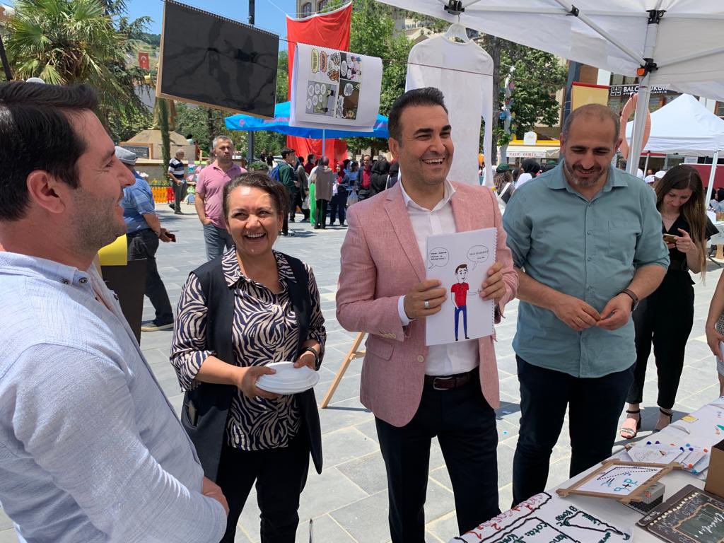 catalca_mem's tweet photo. Müdürümüz Tayfun Özyolcu, Şehit İlhan Sonkaya Kız Anadolu İmam Hatip Lisesi'nin yıl sonu sergisine katılarak öğrenci ve öğretmenler ile bir araya geldi.
@istanbulilmem @memleventyazici @TayfunOzyolcu @Catalcakaihlfsb https://t.co/p4GTrbWe6x