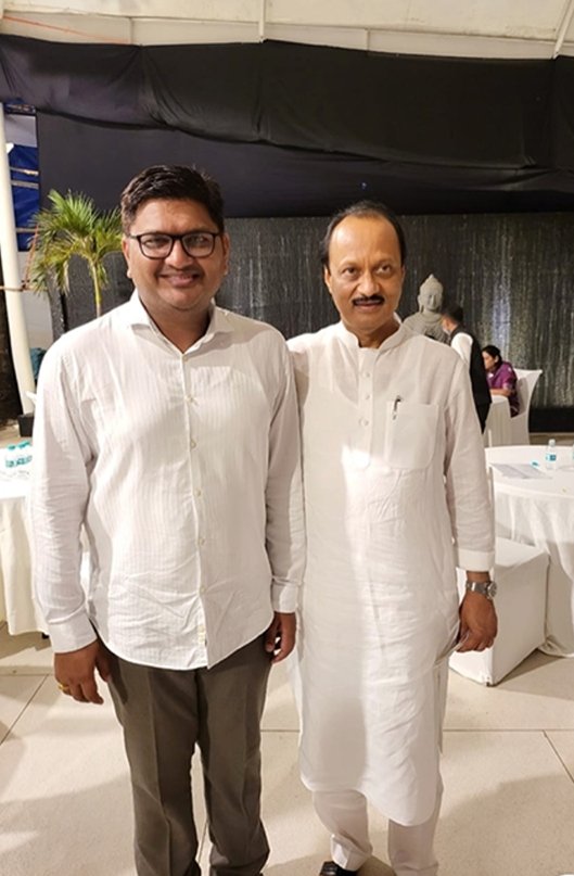 prajaktdada's tweet photo. आपल्या कार्यबाहुल्यासाठी अजितदादा उभ्या महाराष्ट्राला परिचित आहेत. सकाळी ६ वाजल्यापासून दादांचा दिनक्रम सुरू होतो आणि संध्याकाळी उशिरापर्यंत लोकांचे तसेच राज्यासमोरील प्रश्न व आव्हाने सोडवण्याचा कार्यक्रम सुरू असतो.

@AjitPawarSpeaks https://t.co/XM42m8xc3L